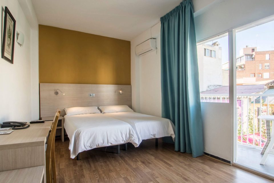 2-foto-habitacion-con-balcon-scaled-1-1536x1024