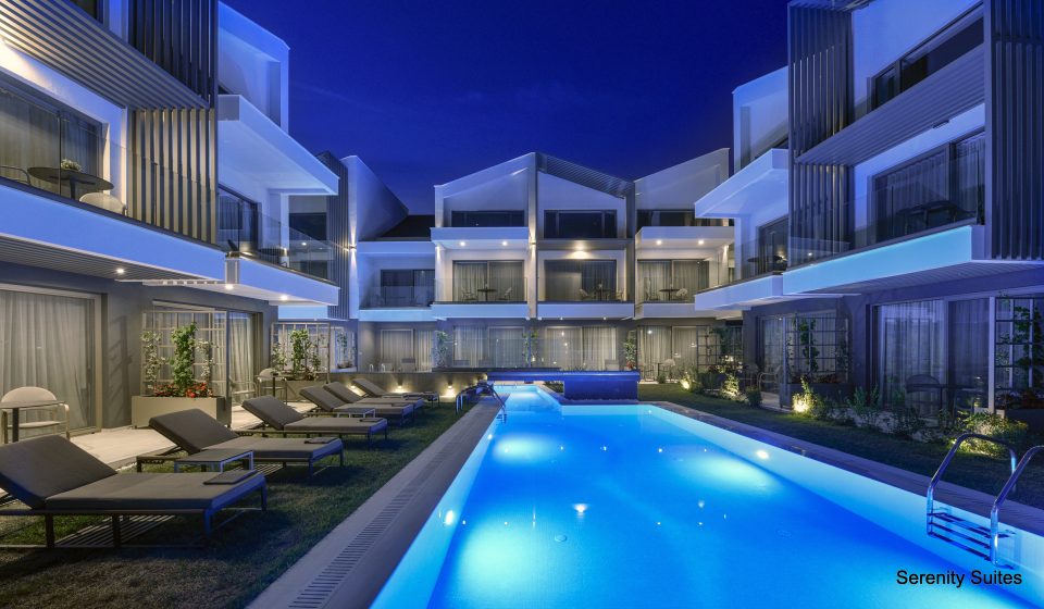 Serenity-Suites—Bazen-noću