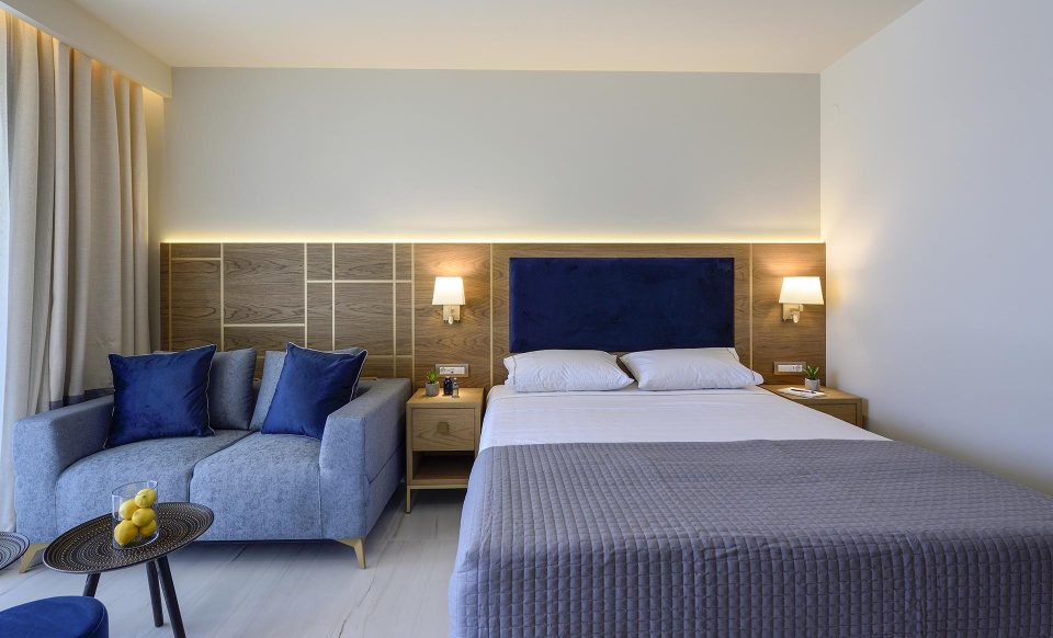Serenity-Suites—Bračni-krevet-i-sofa