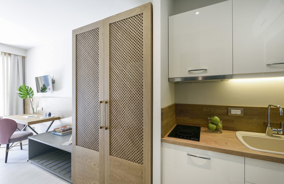 Serenity-Suites—Deluxe-Suite-kuhinja