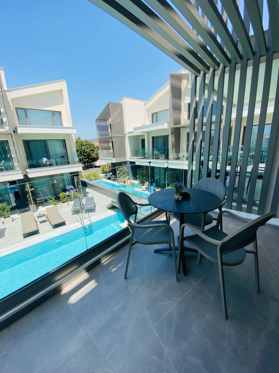 Serenity-Suites—Junior-Suite-Partial-Pool-View-balkon