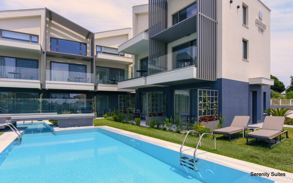 Serenity-Suites—Pogled-na-bazen